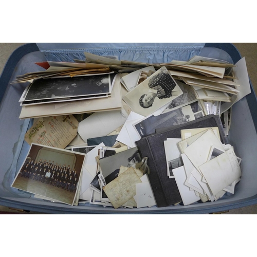 1144 - A quantity of vintage photographs in a case **PLEASE NOTE THIS LOT IS NOT ELIGIBLE FOR POSTING AND P... 