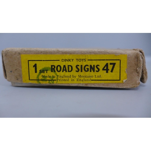 622 - A Dinky Toys no.47 Road Signs in original box