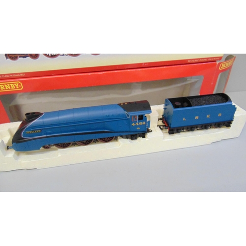 632 - A Hornby R2339 LNER 4-6-2 class A4 'Mallard' 00 gauge locomotive and tender, boxed