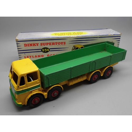 649 - A Dinky Supertoys no. 934 Leyland Octopus Wagon, boxed