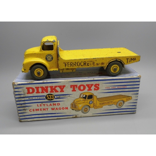 651 - A Dinky Toys no.533 Leyland Cement Wagon, boxed