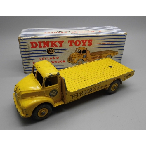 651 - A Dinky Toys no.533 Leyland Cement Wagon, boxed