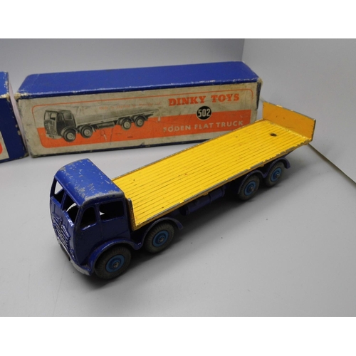 659 - Two Dinky Toys model vehicles:- no.581 Horse Box and a no.502 Foden Flat Truck