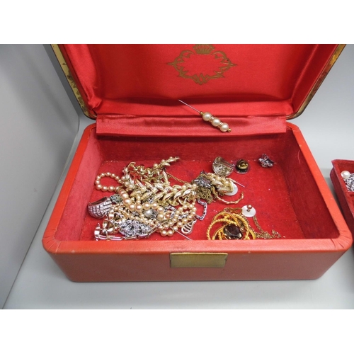 667 - A jewellery box with costume jewellery, a 9ct gold bracelet, a 9ct gold and pearl necklace and two g... 