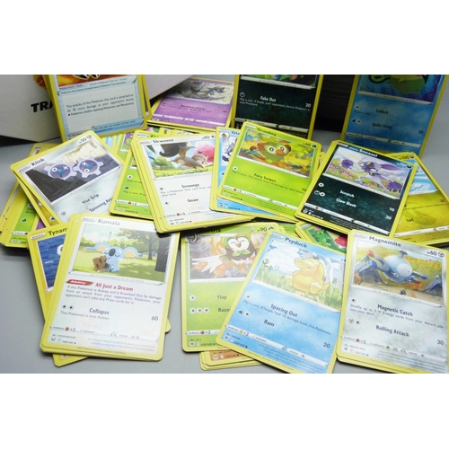 809 - 500 Pokemon cards, various sets in collector's box