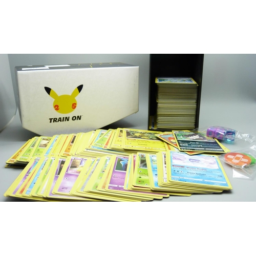 811 - 390 Pokemon cards, various sets including Blade Star runs, some from 2012, with collector's box, dic... 