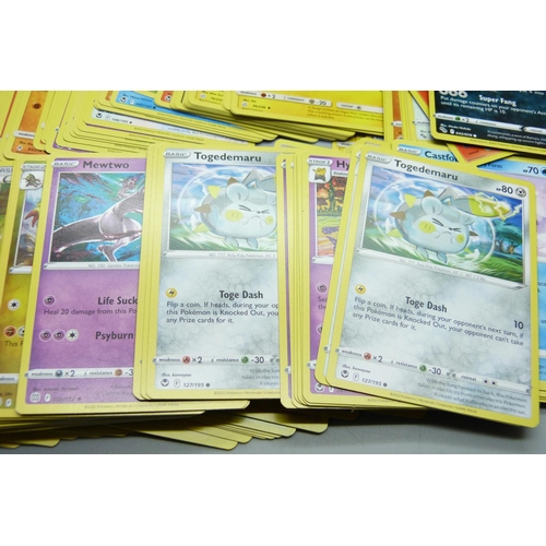 811 - 390 Pokemon cards, various sets including Blade Star runs, some from 2012, with collector's box, dic... 