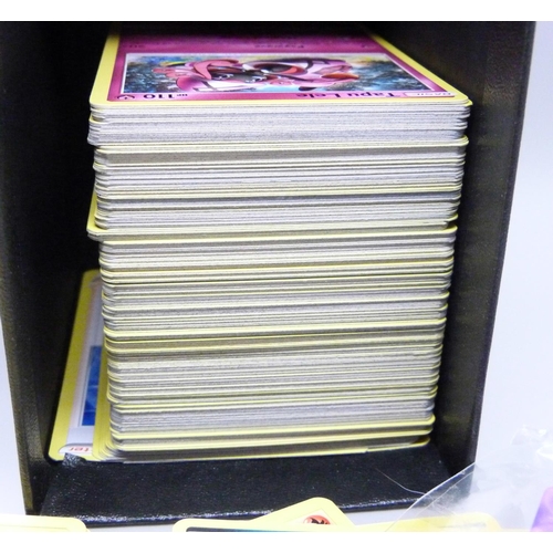 811 - 390 Pokemon cards, various sets including Blade Star runs, some from 2012, with collector's box, dic... 