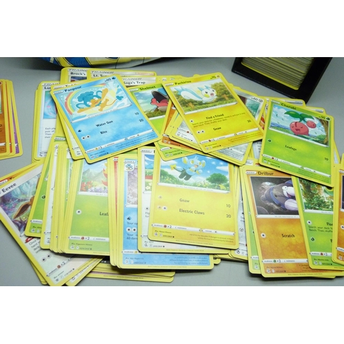 812 - 500 Pokemon cards, various sets in collector's box