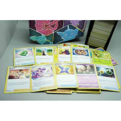 813 - 500 Pokemon cards, various sets in collector's box