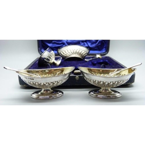 816 - A cased set of Victorian silver salts and spoons with gilt interiors, Sheffield 1896-7