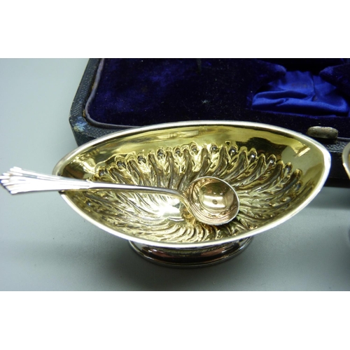 816 - A cased set of Victorian silver salts and spoons with gilt interiors, Sheffield 1896-7