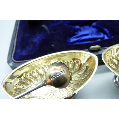 816 - A cased set of Victorian silver salts and spoons with gilt interiors, Sheffield 1896-7