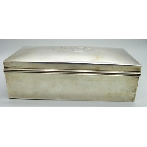 817 - A silver cigarette box with monogram to lid, Birmingham 1916, 359g