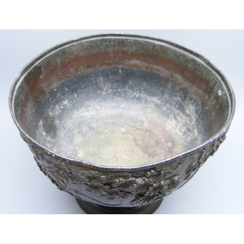 818 - A Japanese metal bowl, 15cm diameter