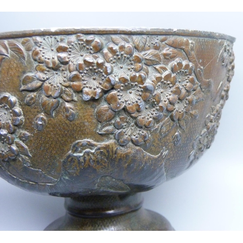 818 - A Japanese metal bowl, 15cm diameter