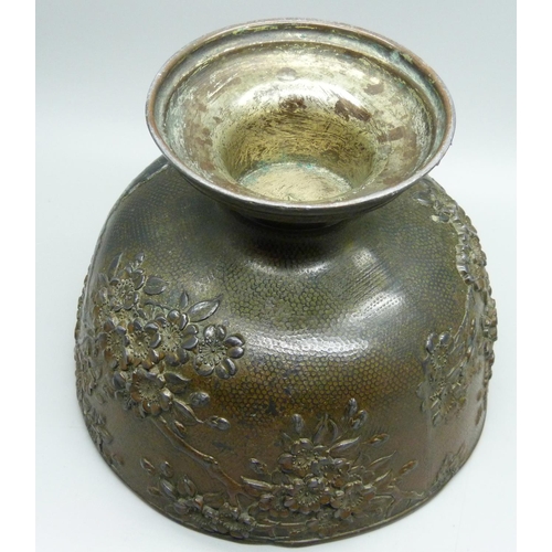 818 - A Japanese metal bowl, 15cm diameter