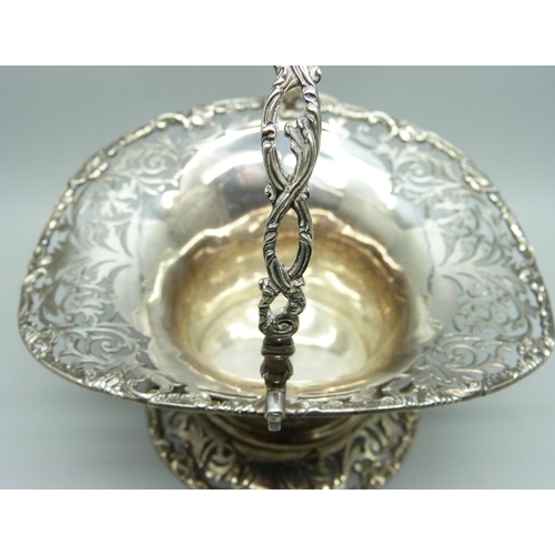 820 - A pierced silver basket, London 1906, 266g