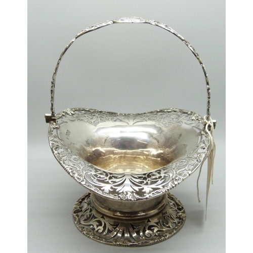 820 - A pierced silver basket, London 1906, 266g