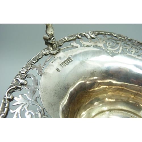 820 - A pierced silver basket, London 1906, 266g