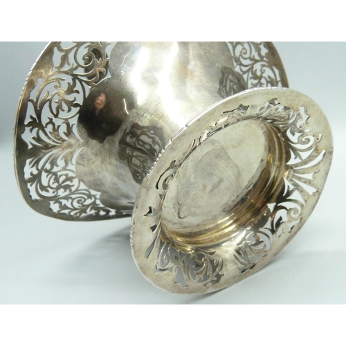 820 - A pierced silver basket, London 1906, 266g