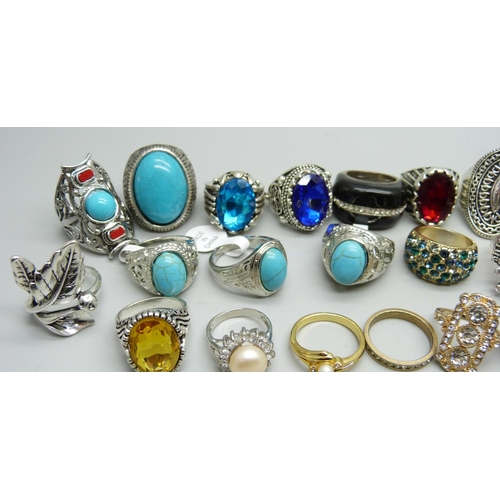 822 - A collection of costume rings