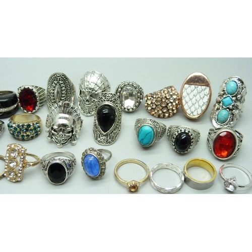 822 - A collection of costume rings