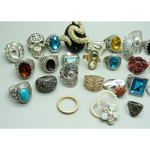 823 - A collection of costume rings