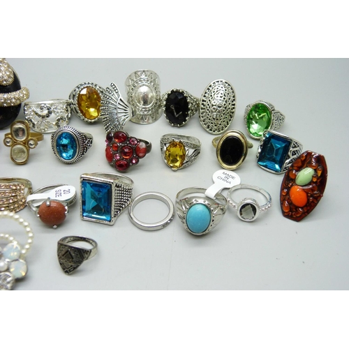 823 - A collection of costume rings