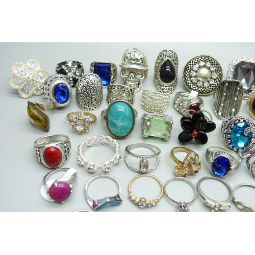 824 - A collection of costume rings