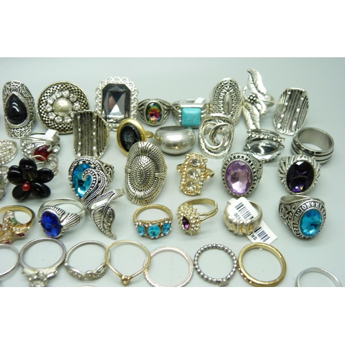 824 - A collection of costume rings