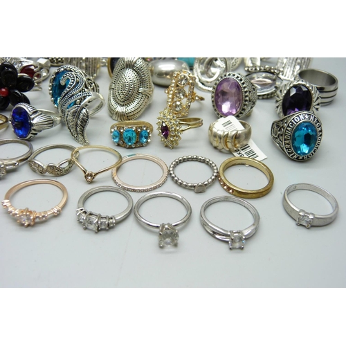 824 - A collection of costume rings