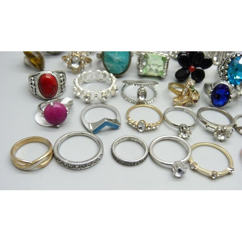 824 - A collection of costume rings