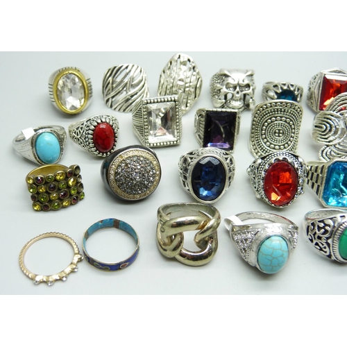 825 - A collection of costume rings