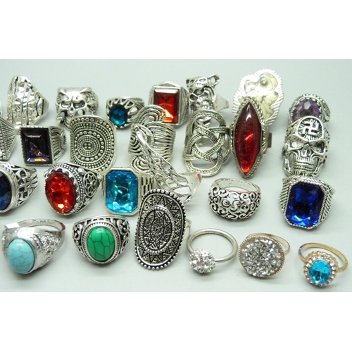 825 - A collection of costume rings