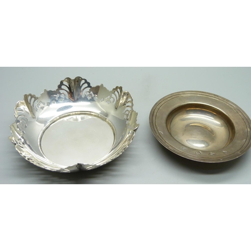 831 - A pierced dish by E. Viner, 1941 and a silver miniature alms dish, 124g total weight