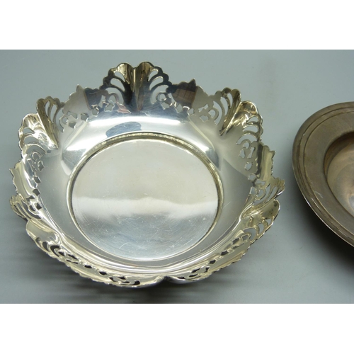 831 - A pierced dish by E. Viner, 1941 and a silver miniature alms dish, 124g total weight