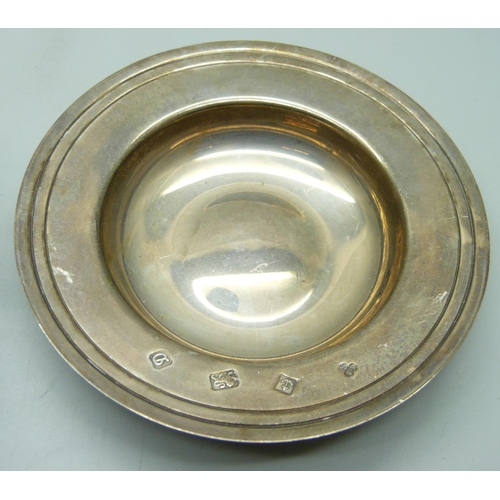 831 - A pierced dish by E. Viner, 1941 and a silver miniature alms dish, 124g total weight