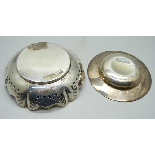 831 - A pierced dish by E. Viner, 1941 and a silver miniature alms dish, 124g total weight