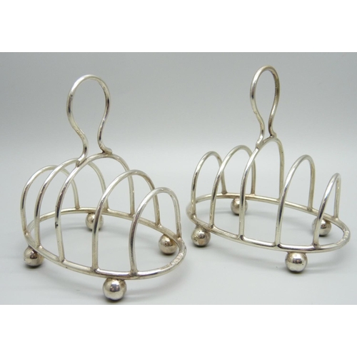 836 - A pair of silver toast racks, Birmingham 1928, 90g