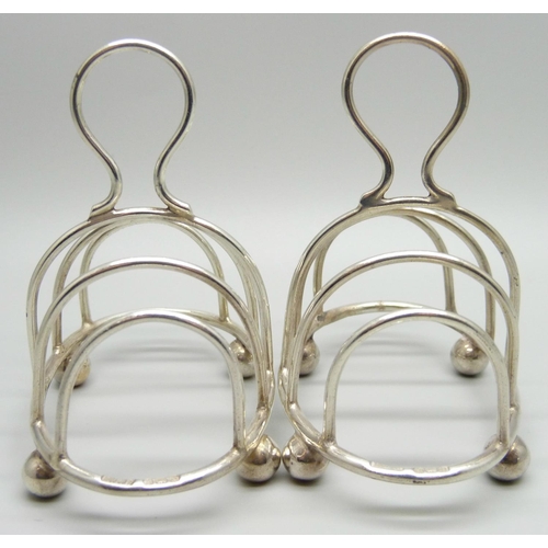 836 - A pair of silver toast racks, Birmingham 1928, 90g