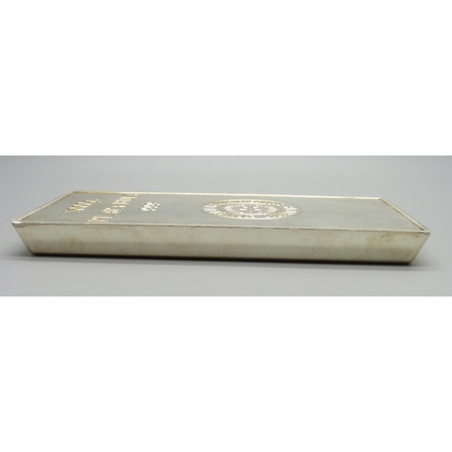 845 - A 1kg 999 fine silver bar