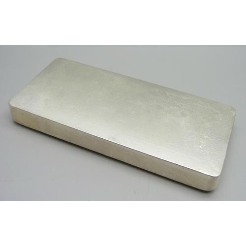 848 - A 1kg 999 fine silver bar