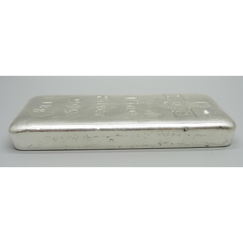 850 - A 1kg 999 fine silver bar