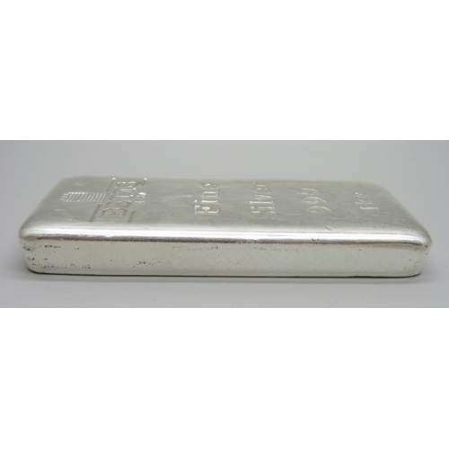 852 - A 1kg 999 fine silver bar