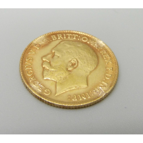 857 - A 1914 gold half sovereign