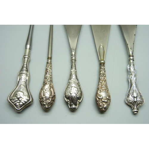 864 - Silver handled shoe horns and button hooks