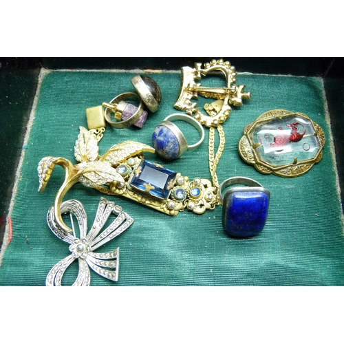 883 - A case of vintage costume jewellery