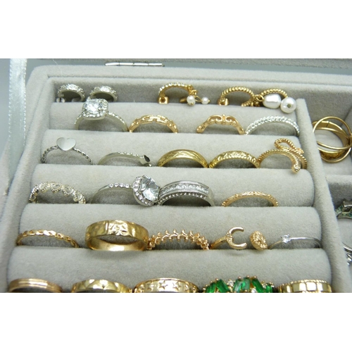 885 - Jewellery box with costume jewellery, mostly rings and earrings