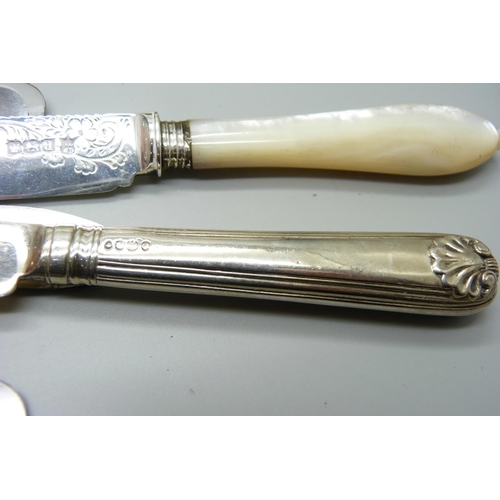 888 - A fish knife set with silver ferrules, a silver handled cake knife, silver handled cutlery and three... 